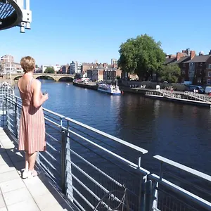 Apartment 3 Emperors Wharf With Stunning River Views